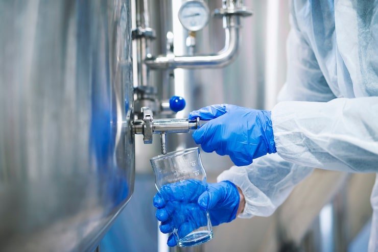 Toma de muestra de agua en proceso industrial