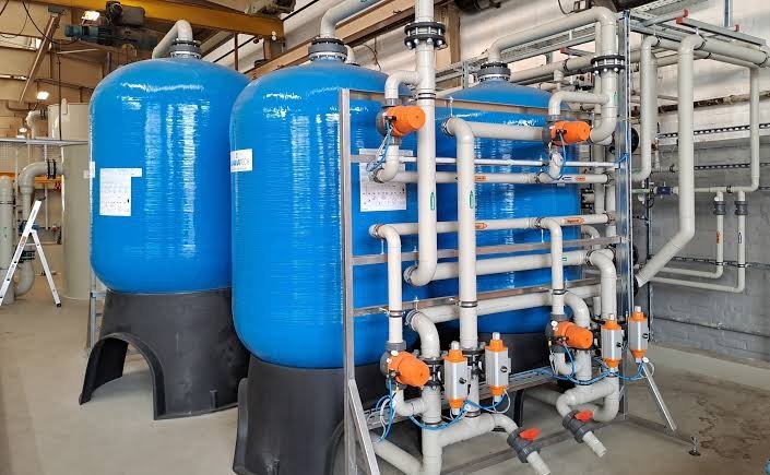 Sistema industrial de tratamiento de agua con tanques, filtración y tuberías de proceso