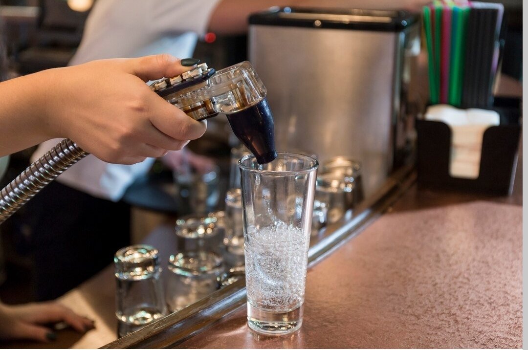 Servicio de agua tratada en restaurante